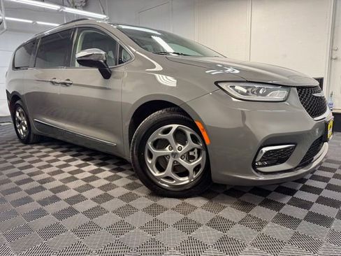 Used 2023 Chrysler Pacifica Limited FWD image 1