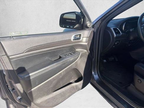 Used 2018 Jeep Grand Cherokee Altitude RWD image 9