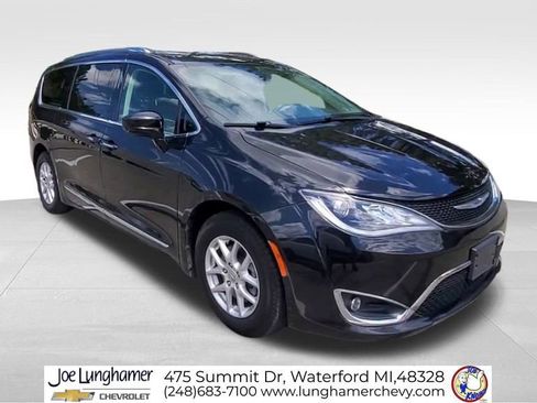 Used 2020 Chrysler Pacifica Touring-L FWD image 2