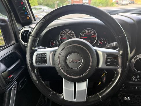 Used 2017 Jeep Wrangler Unlimited Rubicon AWD/4WD image 16