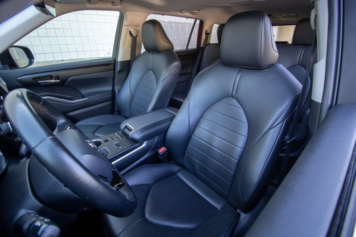 Used 2020 Toyota Highlander XLE FWD image 16