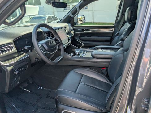 Used 2022 Jeep Wagoneer Series III AWD/4WD image 16