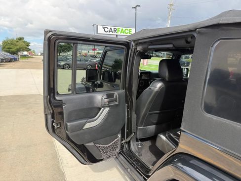 Used 2016 Jeep Wrangler Unlimited Rubicon AWD/4WD image 17