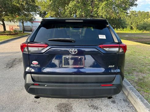 Used 2021 Toyota RAV4 XLE Premium FWD image 5