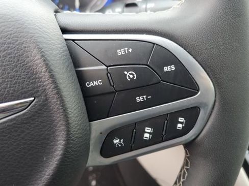 Certified 2024 Chrysler Pacifica Touring-L image 11