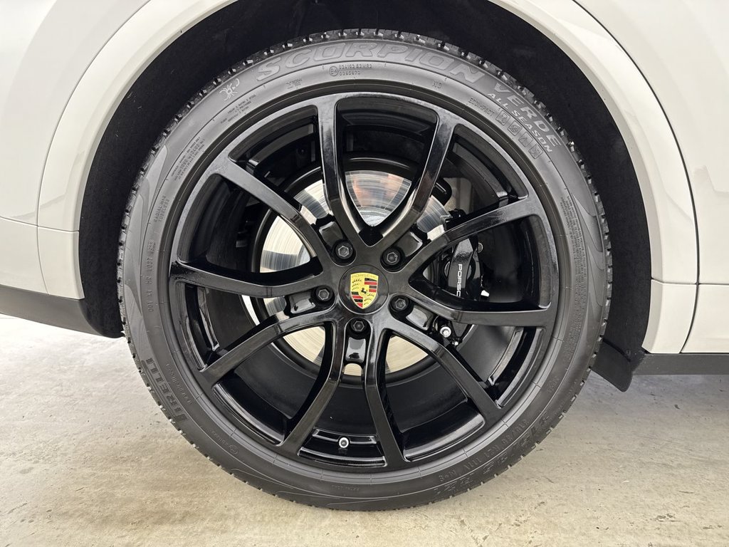 Certified 2023 Porsche Cayenne Turbo AWD/4WD image 16