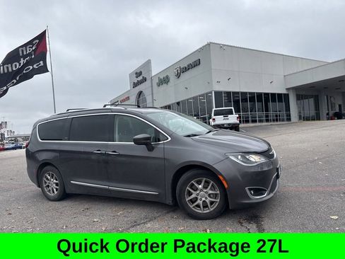 Used 2020 Chrysler Pacifica Touring-L image 2