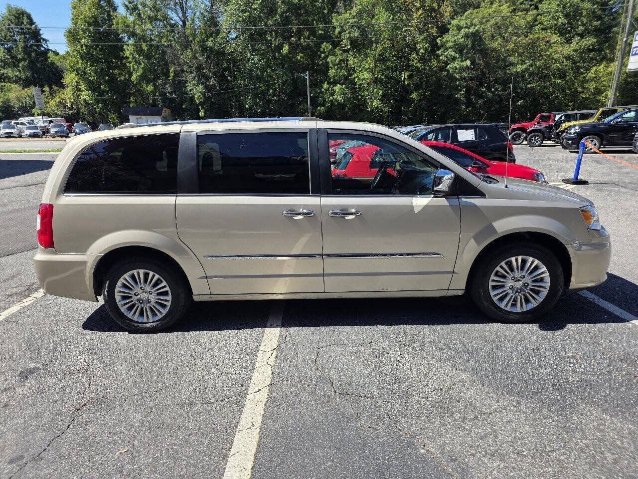 Used 2015 Chrysler Town & Country Limited Platinum FWD image 7