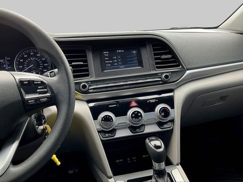 Used 2019 Hyundai Elantra SE FWD image 9