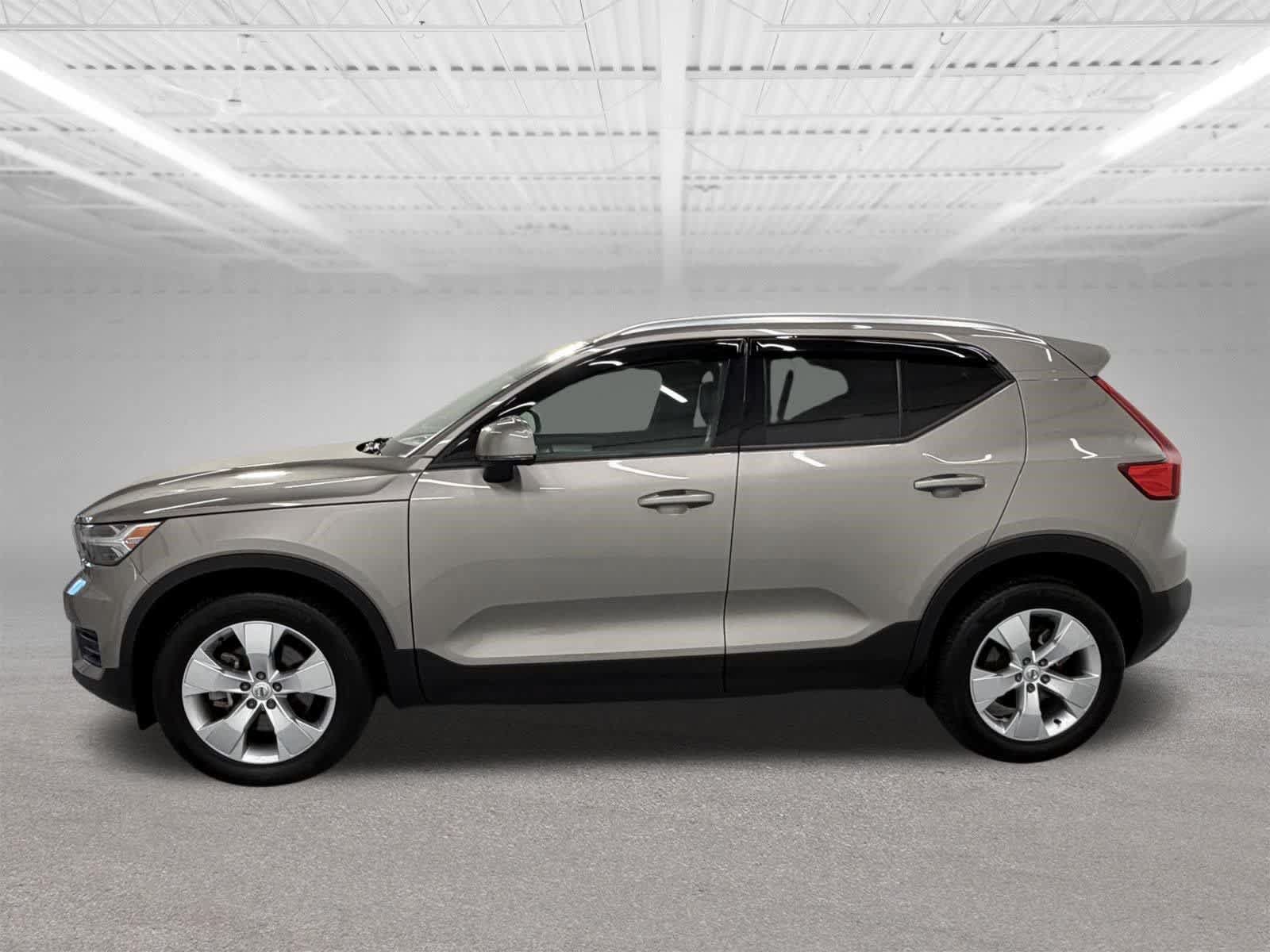Used 2022 Volvo XC40 T4 Momentum FWD image 2