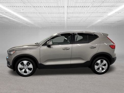 Used 2022 Volvo XC40 T4 Momentum FWD image 2