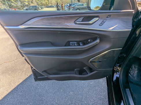 Used 2021 Jeep Grand Cherokee L Overland w/ Advanced Protech Group III image 19