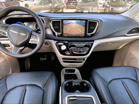 Certified 2024 Chrysler Pacifica Touring-L image 15