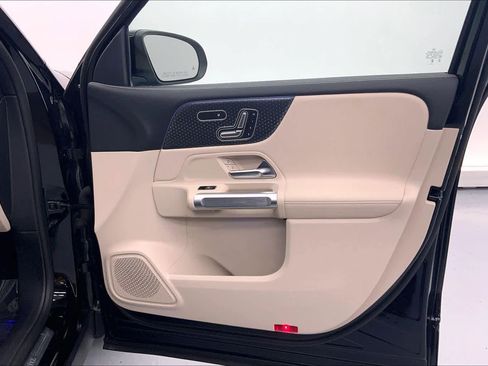 Used 2025 Mercedes-Benz GLB 250 image 9