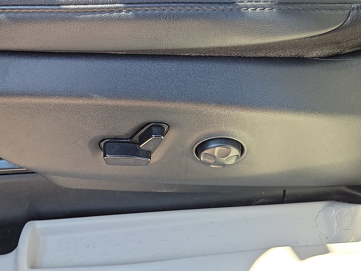 Used 2024 Chrysler Pacifica Touring-L FWD image 22