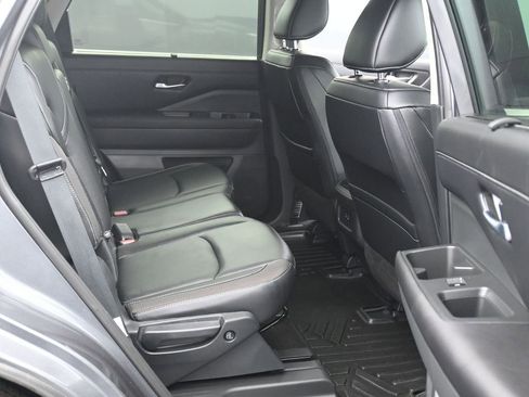 Used 2024 Nissan Pathfinder SL AWD/4WD image 12