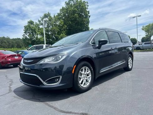 Used 2020 Chrysler Pacifica Touring-L FWD image 2