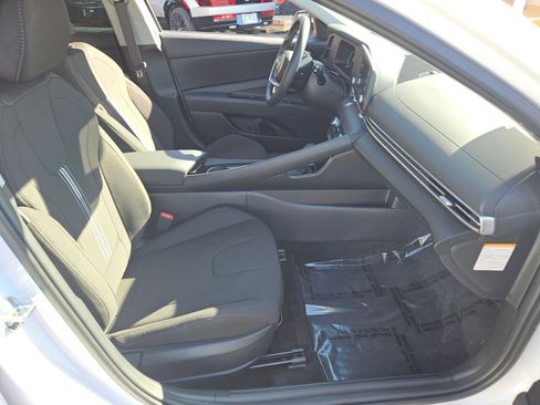 Used 2025 Hyundai Elantra Blue image 18