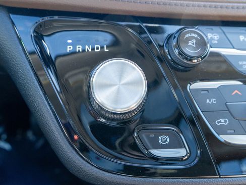 Used 2017 Chrysler Pacifica Limited w/ UConnect Theater Package image 21