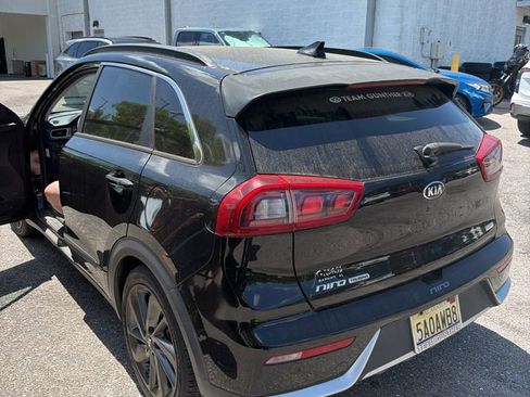 Used 2017 Kia Niro EX image 1