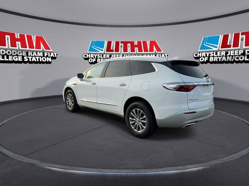 Used 2023 Buick Enclave Essence image 6