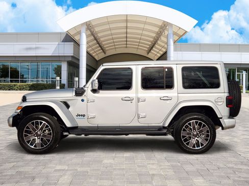 Used 2022 Jeep Wrangler Unlimited Sahara image 3