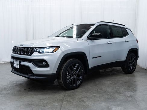 Used 2026 Jeep Compass Latitude image 3