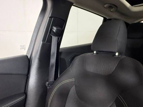 Used 2015 Jeep Cherokee Latitude w/ Comfort/Convenience Group image 17