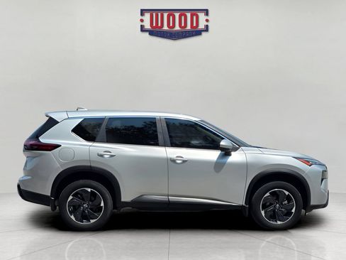 Used 2024 Nissan Rogue SV AWD/4WD image 2
