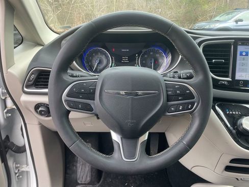 Used 2023 Chrysler Pacifica Touring-L image 15