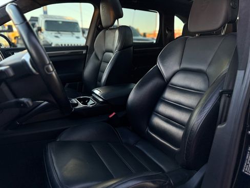 Used 2014 Porsche Cayenne Turbo image 11