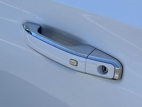 Used 2023 Chevrolet Suburban Premier image 16