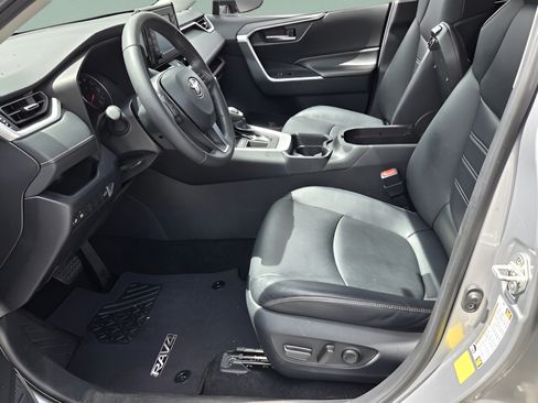 Used 2019 Toyota RAV4 XLE Premium FWD image 9