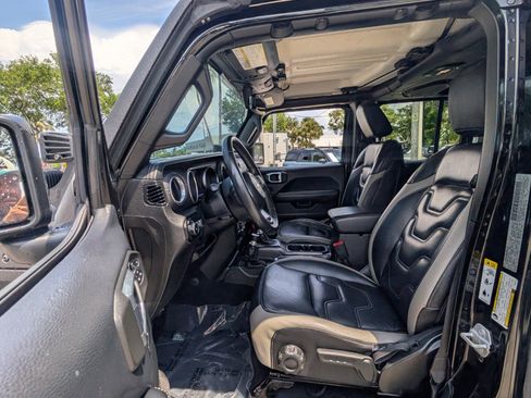 Used 2018 Jeep Wrangler Unlimited Sahara AWD/4WD image 9