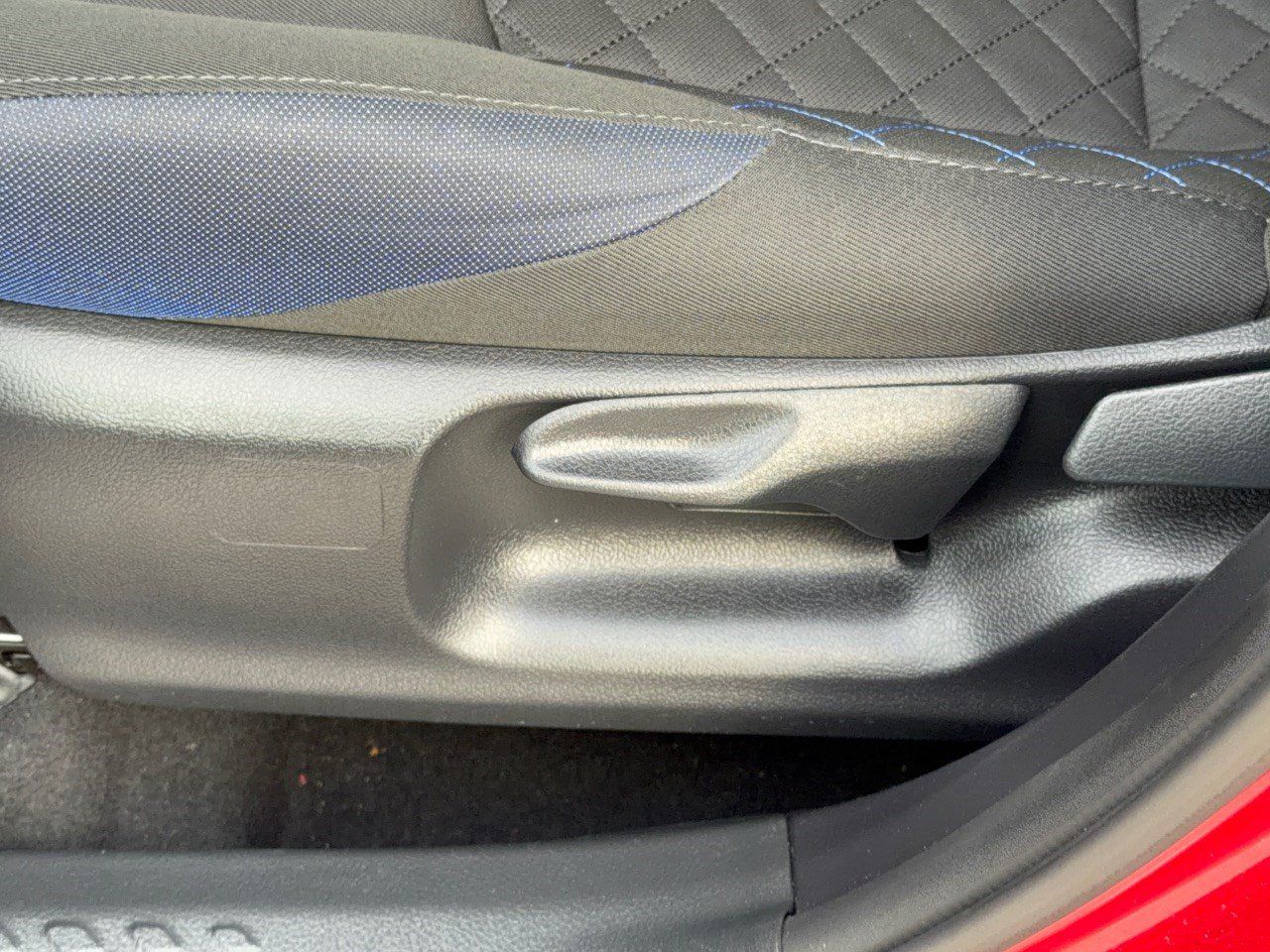 Used 2022 Toyota C-HR XLE FWD image 16