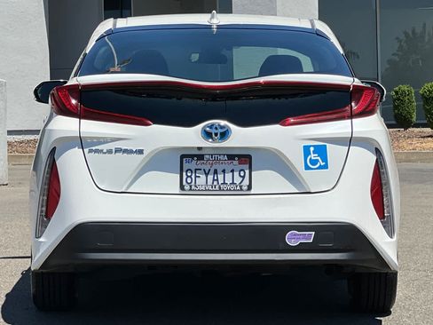 Used 2018 Toyota Prius Prime Premium FWD image 8