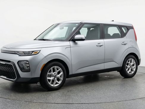 Used 2025 Kia Soul LX w/ LX Technology Package FWD image 3