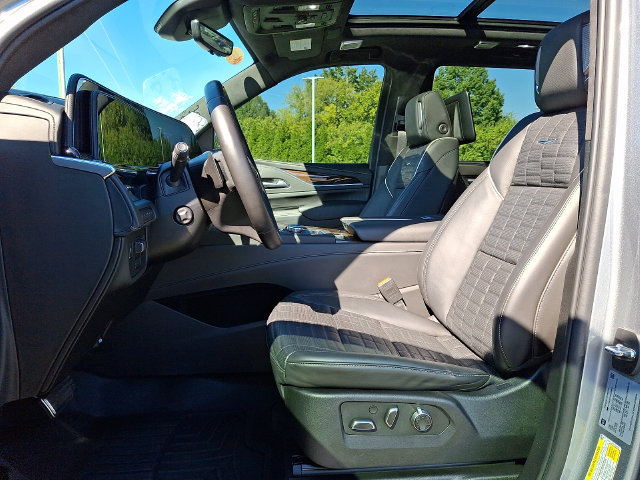 Certified 2024 Cadillac Escalade Sport Platinum w/ LPO, ONYX Package AWD/4WD image 13