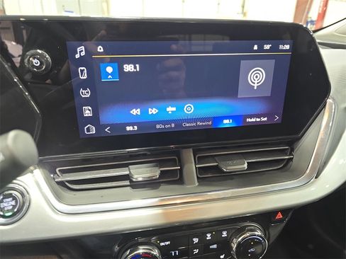 Used 2025 Chevrolet Trax LT w/ LT Convenience Package image 21