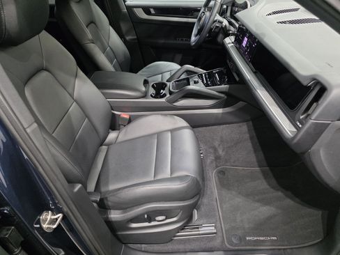Used 2025 Porsche Cayenne AWD/4WD image 20