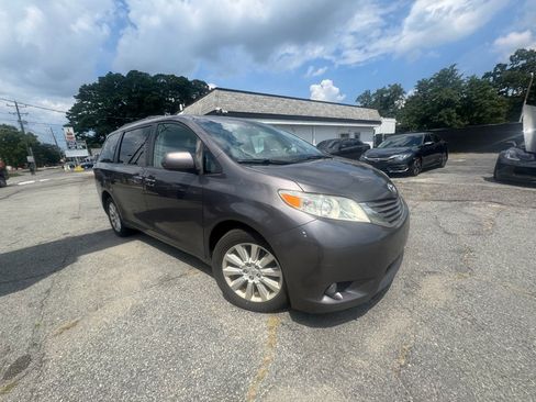 Used 2015 Toyota Sienna XLE Premium AWD/4WD image 3