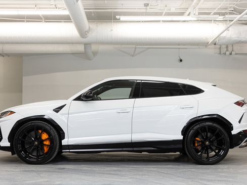 Used 2021 Lamborghini Urus image 2