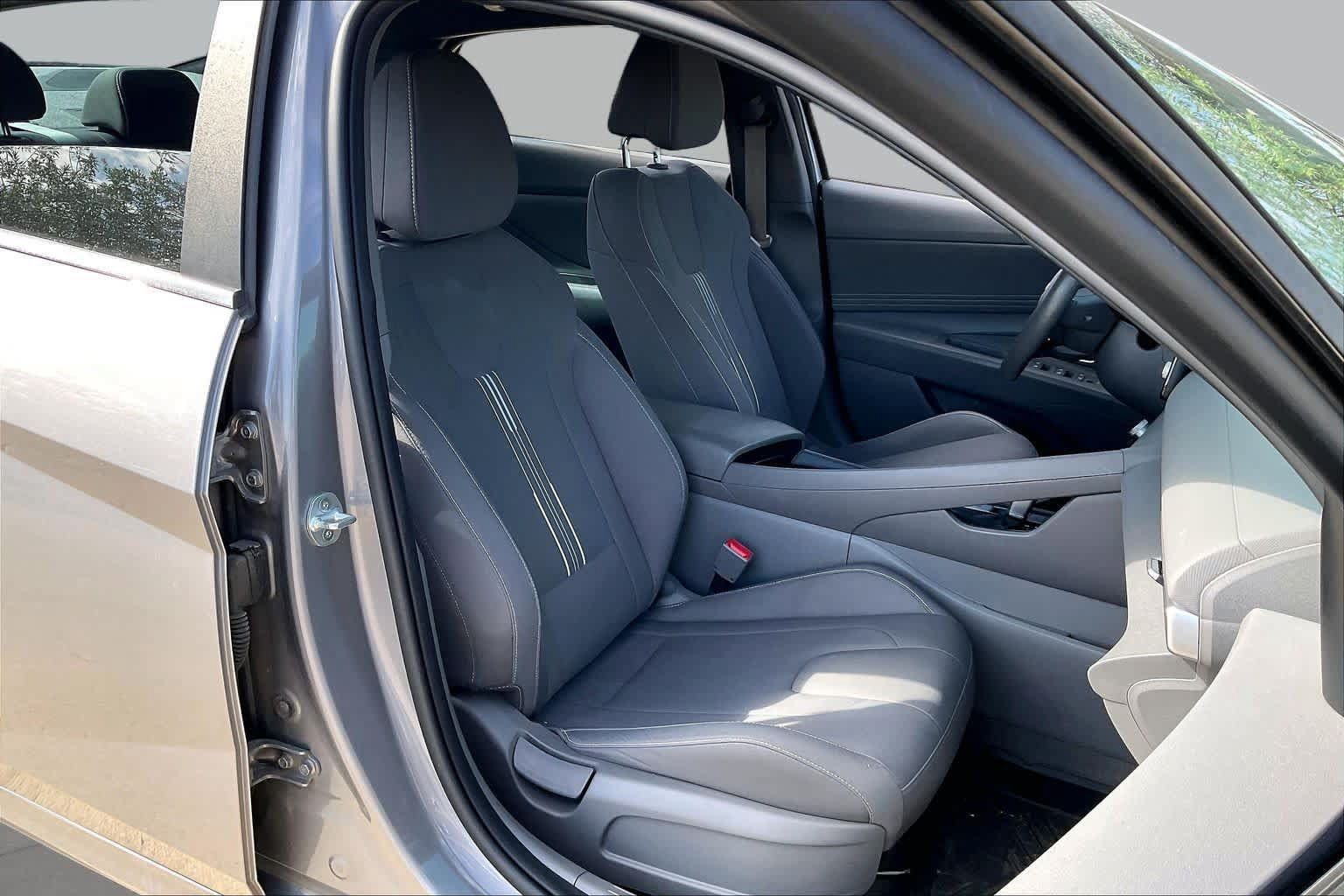 Used 2021 Hyundai Elantra SEL w/ Convenience + Premium Package FWD image 9