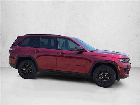 Used 2024 Jeep Grand Cherokee Altitude AWD/4WD image 4