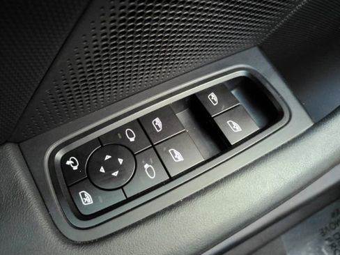 Used 2022 Porsche Taycan image 30