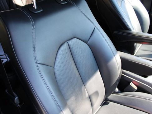Used 2025 Chrysler Pacifica Select FWD image 20