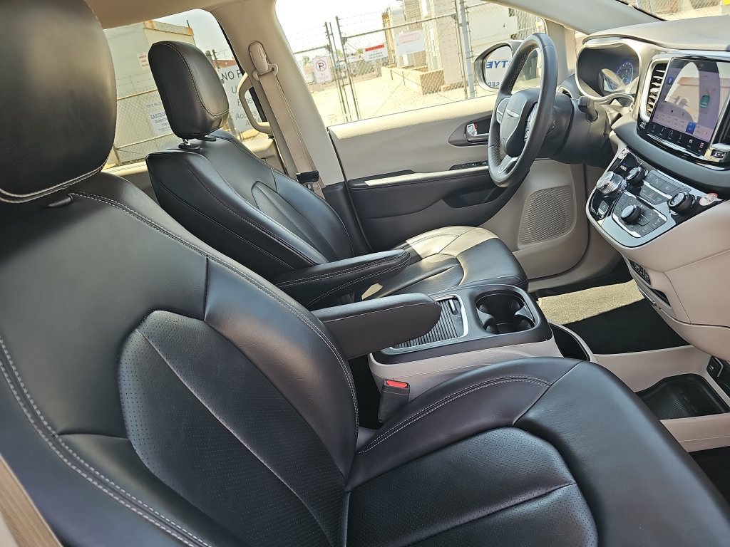 Used 2023 Chrysler Pacifica Touring-L FWD image 10