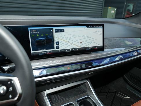 Used 2025 BMW i7 xDrive60 AWD/4WD image 26