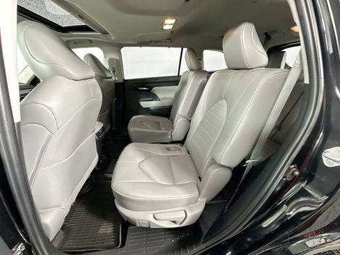 Used 2023 Toyota Highlander XLE AWD/4WD image 4