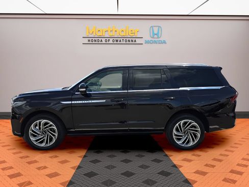 Used 2025 Lincoln Navigator Reserve AWD/4WD image 2